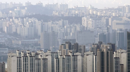 서울 아파트값이 상한제 전격 시행에도 좀처럼 잡히지 않고 있다, 남산에서 바라본 서울 아파트의 모습. <연합뉴스>
